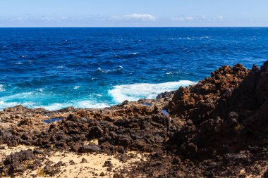 Rocky, volkanik Atlantik Okyanus Kıyısı. Charco de Palo bölgesi. Lanzarote, Kanarya Adaları, İspanya