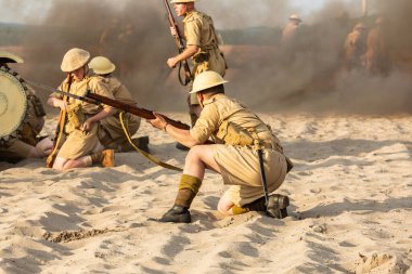 Bdw Çölü, Silezya, Polonya 13 Temmuz 2024: İkinci Dünya Savaşı 'ndan kalma savaşın yeniden inşası. Tobruk 1942. Tankın yakınındaki bir çatışmada İngiliz piyade askerleri