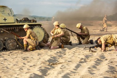 Bdw Çölü, Silezya, Polonya 13 Temmuz 2024: İkinci Dünya Savaşı 'ndan kalma savaşın yeniden inşası. Tobruk 1942. Tankın yakınındaki bir çatışmada İngiliz piyade askerleri