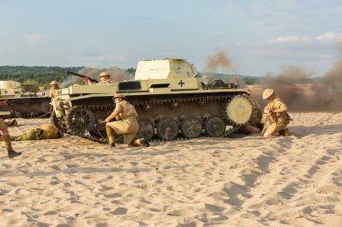 Bdw Çölü, Silezya, Polonya 13 Temmuz 2024: İkinci Dünya Savaşı 'ndan kalma savaşın yeniden inşası. Tobruk 1942. Tankın yakınındaki bir çatışmada İngiliz piyade askerleri