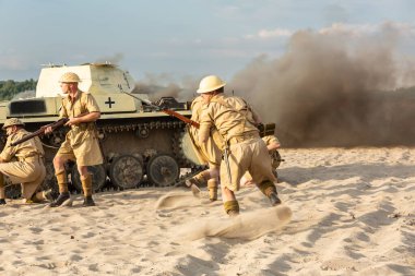 Bdw Çölü, Silezya, Polonya 13 Temmuz 2024: İkinci Dünya Savaşı 'ndan kalma savaşın yeniden inşası. Tobruk 1942. Tankın yakınındaki bir çatışmada İngiliz piyade askerleri