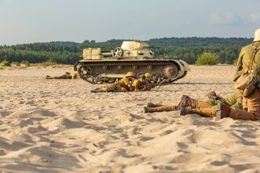 Bdw Çölü, Silezya, Polonya 13 Temmuz 2024: İkinci Dünya Savaşı 'ndan kalma savaşın yeniden inşası. Tobruk 1942. Savaşta İtalyan piyade askerleri.