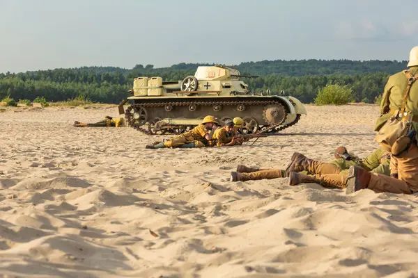 Bdw Çölü, Silezya, Polonya 13 Temmuz 2024: İkinci Dünya Savaşı 'ndan kalma savaşın yeniden inşası. Tobruk 1942. Savaşta İtalyan piyade askerleri.