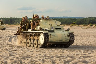 Bdw Çölü, Silezya, Polonya 13 Temmuz 2024: İkinci Dünya Savaşı 'ndan kalma savaşın yeniden inşası. Tobruk 1942. Alman Afrikalı askerler tanka bindi..