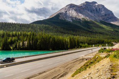 Field yakınlarındaki Trans-Canada Otoyolu, Yoho Ulusal Parkı, British Columbia, Kanada.