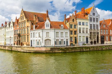 Bruges kanalları. Spiegelrei Kanalı ve renkli tarihi kasaba evleri. Bruges, Belçika, Avrupa