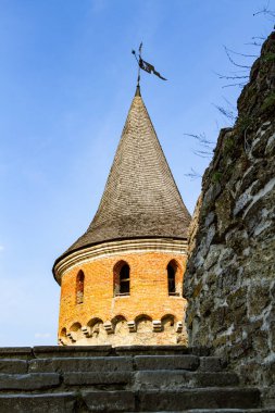 Kamianets-Podilskyi 'deki şato. 14. yüzyıl Tenchynska Kulesi. Kamianets-Podilskyi, Ukrayna