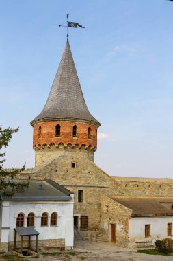 Kamianets-Podilskyi 'deki şato. 14. yüzyıl Lanckoroska Kulesi Komuta Kulesi olarak da bilinir. Kamianets-Podilskyi, Ukrayna