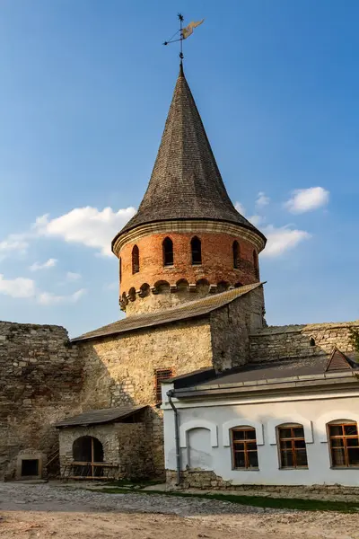 Kamianets-Podilskyi 'deki şato. 15. yüzyıl Rosanka Kulesi Burgrabska ya da Kreslavska Kulesi olarak da bilinir. Kamianets-Podilskyi, Ukrayna