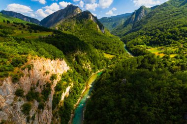 Tara Nehri Kanyonu, Karadağ 'ın en uzun kanyonu ve Avrupa' nın en derin nehir kanyonu olarak da bilinir. Dumitor Ulusal Parkı, Karadağ. Balkanlar