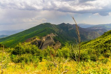 Guri i Capit 'in eşsiz kaya oluşumu (tam anlamıyla Keçi Taşı Billy) Morava dağ sırasının zirvesinde. Bredhi i Drenoves Ulusal Parkı, Arnavutluk