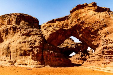 Çift doğal kemer. Sıra dışı kaya oluşumu. Wadi Bouhadian, Tadrart Dağları, Tassili N 'Ajjer Ulusal Parkı, Cezayir, Afrika