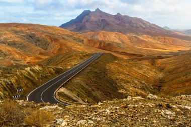 Dağlar arasındaki yol. Mirador Astronomico de Sicasumbre 'den dolambaçlı ve boş yola bakın. Fuerteventura, Kanarya Adaları, İspanya,