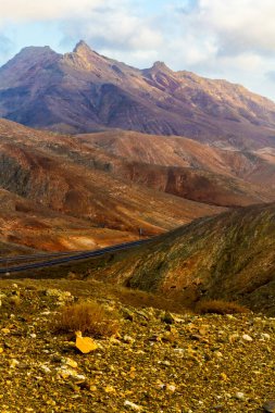 Dağlar arasındaki yol. Mirador Astronomico de Sicasumbre 'den dolambaçlı ve boş yola bakın. Fuerteventura, Kanarya Adaları, İspanya,