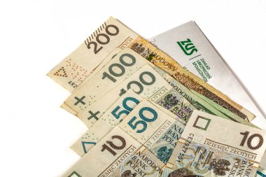 Katowice, Polonya. 10.15.2024 ZUS (Ulusal Sosyal Sigorta Şirketi) logosu ve Polonya parası beyaz arka planda çeşitli değerlerde