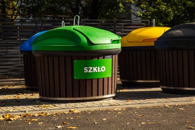 Büyük bir mahalledeki çöp ayrımı için renkli konteynırlar. Katowice, Polonya