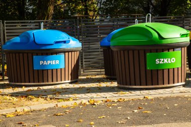 Büyük bir mahalledeki çöp ayrımı için renkli konteynırlar. Katowice, Polonya