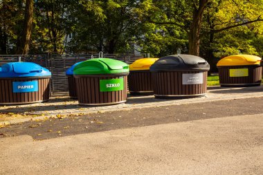 Büyük bir mahalledeki çöp ayrımı için renkli konteynırlar. Katowice, Polonya