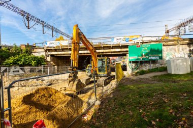 Katowice, Polonya. 20 Ekim 2024, PKP. E65 demiryolu hattının modernizasyonu. Graniczna Caddesi üzerindeki viyadük yeniden inşa edildi. Avrupa fonlarından yatırım.