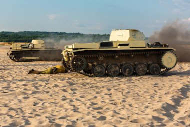 Tobruk Durind 2. Dünya Savaşı 'nın kumlu, tozlu ve dumanlı savaş alanında iki Alman tankı. Bdw Çölü, Silezya, Polonya