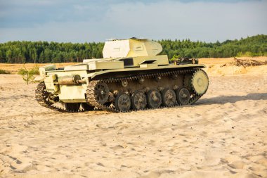 Alman PzKpfw II, Panzerkampfwagen II (Panzer II) savaş alanında çöl resminde hafif tank. 2. Dünya Savaşı 'nda Tobruk' un yeniden yapılanma kuşatması