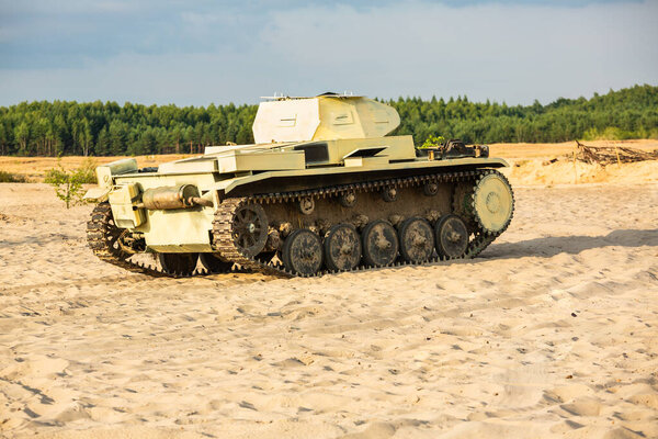 Немецкий PzKpfw II, Panzerkampfwagen II (Panzer II) легкий танк в пустыне живописи на поле боя. Осада Тобрука во время Второй мировой войны