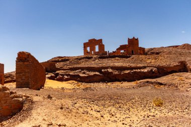 Terk edilmiş kohl ve kuvars madeni. Merzouga, Erg Chebbi, Fas.