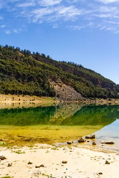 Güzel kristal berrak Aguelmame Sidi Ali Gölü. Khenifra Ulusal Parkı, Orta Atlas Dağları, Fas