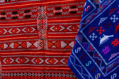 Geçmişi. Doğulu desenler. Satılık renkli Berberi halıları. Fas