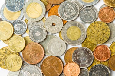 Geçmişi. Yakın plan. Parlak arkaplanda çeşitli altın ve gümüş paralar.