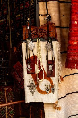 Tekstil, el çantası ve mücevher dükkanında. Geleneksel Arap ve Berber el sanatları satışı. Marakeş Fas, Afrika  