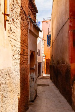 Eski şehrin dar, pitoresk bir arka sokağı. Marakeş, Fas, Afrika
