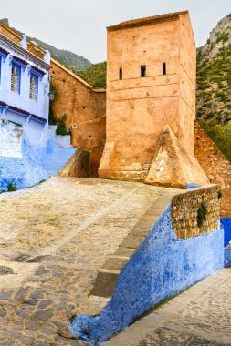 Chefchaouen, mavi şehir. Ortaçağ taş şehir duvarlarına ve geçit kulesine bakın. Şef, Fas, Afrika.