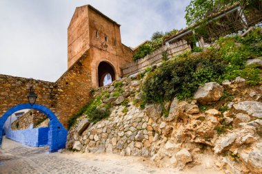 Chefchaouen, mavi şehir. Ortaçağ taş şehir duvarlarına ve geçit kulesine bakın. Şef, Fas, Afrika.