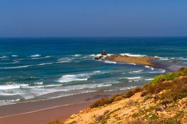 Atlantik Okyanusu kıyısındaki kayalıklar ve kayalıklar. Legzira (Gzira cevheri) plajı. Fas, Afrika