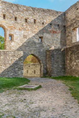 Eski ortaçağ kalesi ve kalesi Hukvaldy 'nin kalıntıları. İç avlunun bir parçası. Moravya, Moravya-Silezya Bölgesi, Çek Cumhuriyeti