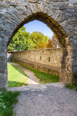 Eski ortaçağ kalesi ve kalesi Hukvaldy 'nin kalıntıları. İç avlunun kapısı. Moravya, Moravya-Silezya Bölgesi, Çek Cumhuriyeti