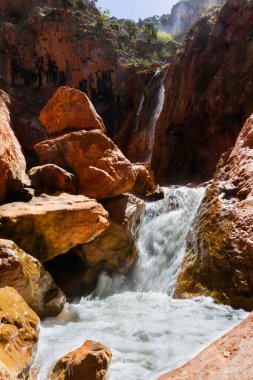 Şelale. Oum-Rbia nehri kaynaklarından biri. Aguelma Azigza Ulusal Parkı, Khenifra, Orta Atlas Dağları, Fas
