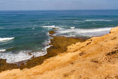 Atlantik Okyanusu kıyısındaki kayalıklar ve kayalıklar. Legzira (Gzira cevheri) plajı. Fas, Afrika