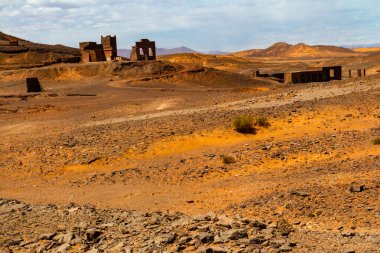 Terk edilmiş kohl ve kuvars madeni. Merzouga, Erg Chebbi, Fas.