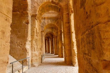Eski Thysdrus 'taki Roma amfitiyatrosunun içi. Kemerli koridorun bir parçası. El Jem, Mahdia, Tunus, Afrika