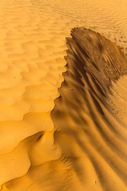 Geçmişi. Yakın plan. Kum tepesine bak. Kumda inanılmaz dalgalanan desen. Tunus, Afrika,
