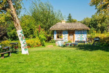 Polonyalı halk sanatı. Eski ahşap evin geleneksel çiçek süslemeleri. Zalipie, Polonya