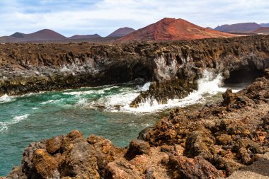Los Hervideros 'un dik volkanik kıyısındaki kayalıklar. Lanzarote, Kanarya Adaları, İspanya