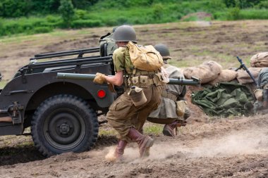 2. Dünya Savaşı canlandırması. Savaş sırasında Amerikan paraşütçüleri. Arkadan görüntüle