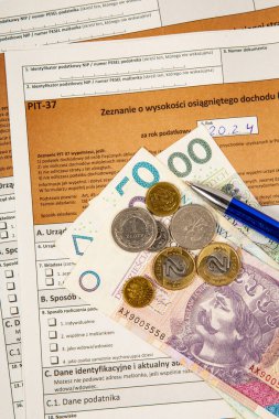 Yakın plan. Geçmişi. PIT-37. Kalem ve parayla 2024 Polonya vergi iade formu (PIT olarak adlandırılır)