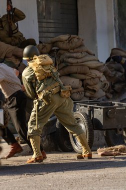Tarihi yeniden yapılandırma. İkinci Dünya Savaşı sırasında Amerikan askeri. Şehir muharebesinde piyade asker. Arkadan bak..