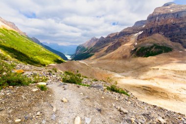 Altı Buzul Ovası 'na yürüyüş yolu. Dağlarda dar bir yol. Rocky Dağları. Banff Ulusal Parkı, Alberta, Kanada