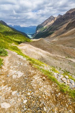 Altı Buzul Ovası 'na yürüyüş yolu. Dağlarda dar bir yol. Rocky Dağları. Banff Ulusal Parkı, Alberta, Kanada