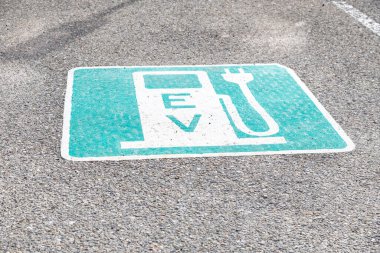 Otoparka çizilmiş tipik bir elektrikli araç şarj istasyonu tabelası. E-hareketlilik konsepti. Ontario, Kanada